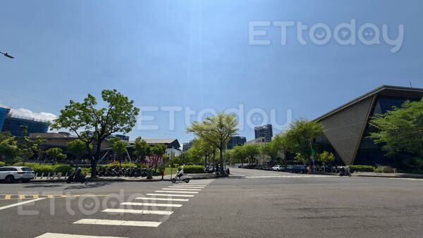 ▲人行道噴有「私人土地，我家牛排專用」字樣             。（圖／記者吳奕靖攝）