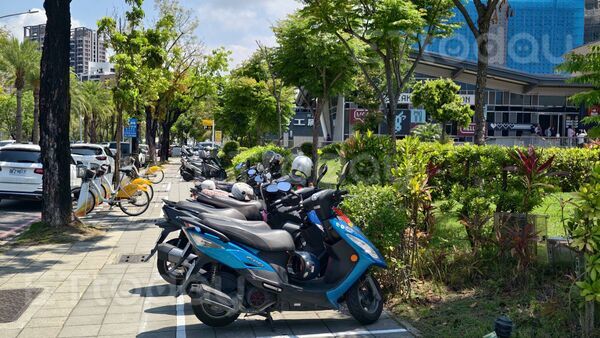 ▲人行道噴有「私人土地，我家牛排專用」字樣             。（圖／記者吳奕靖攝）