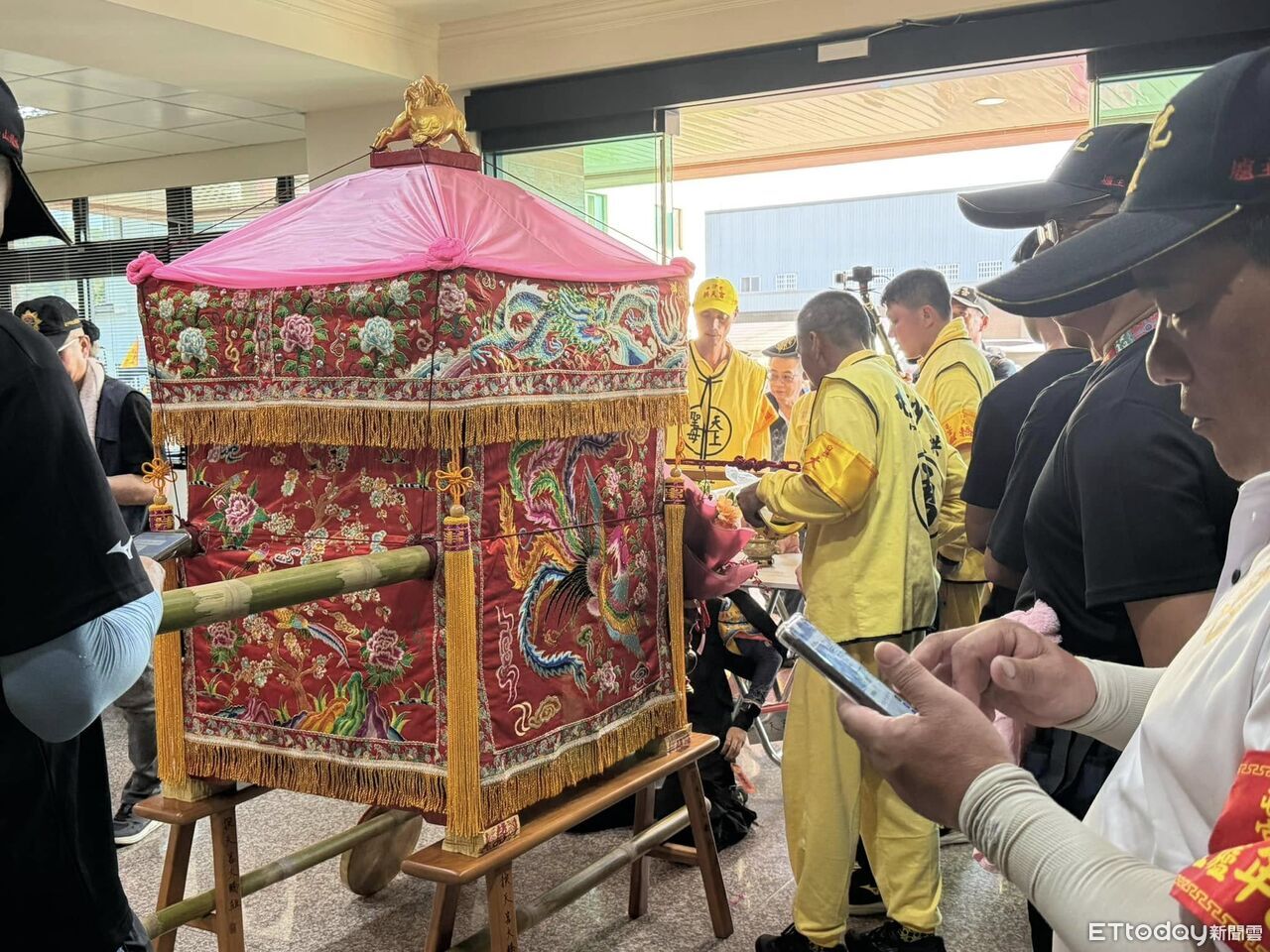 白沙屯媽祖繞完香燈腳「突轉彎進廠」 起駕先找土地公打招呼