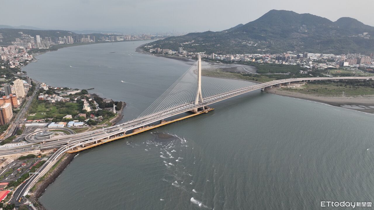 淡江大橋未通車遭擅闖拍片 公路局警告:違規將驅離報警