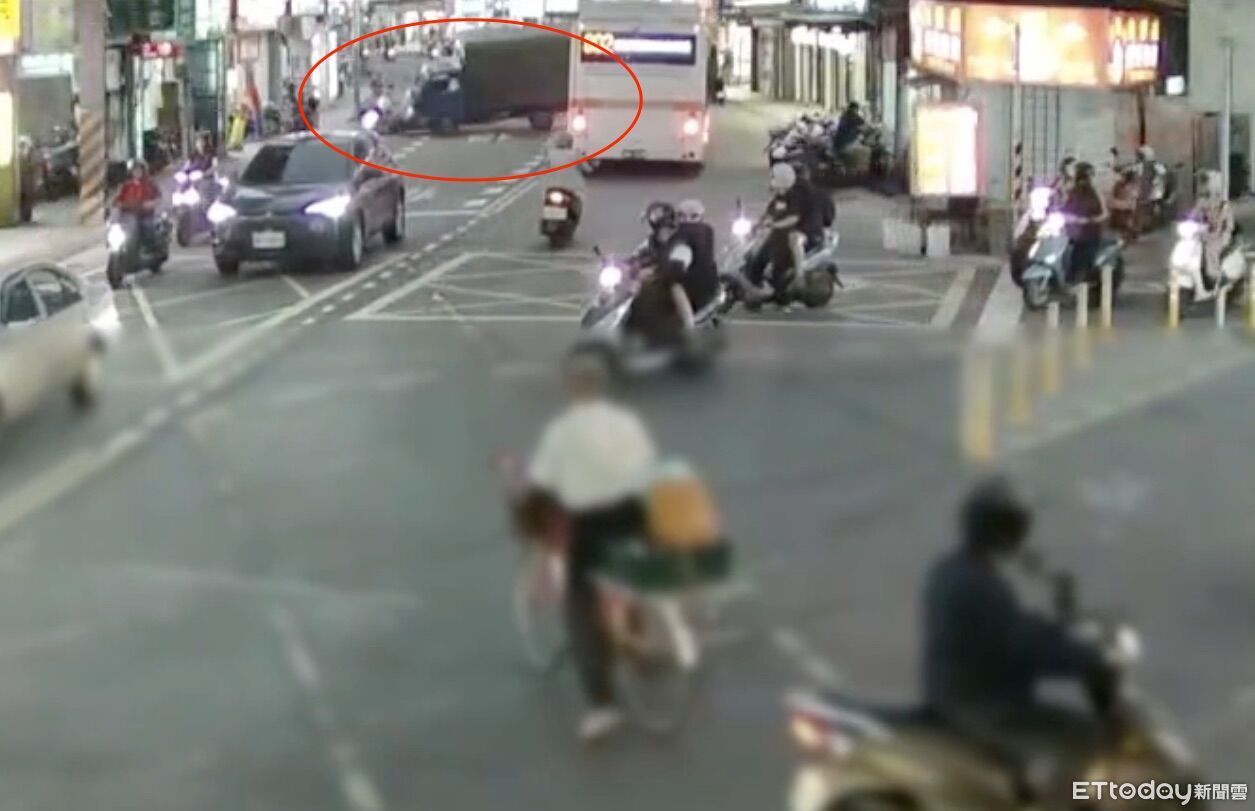 可惡送貨員闖紅燈再撞外送員 貨車側翻橫躺車道…一驗唾液竟毒駕