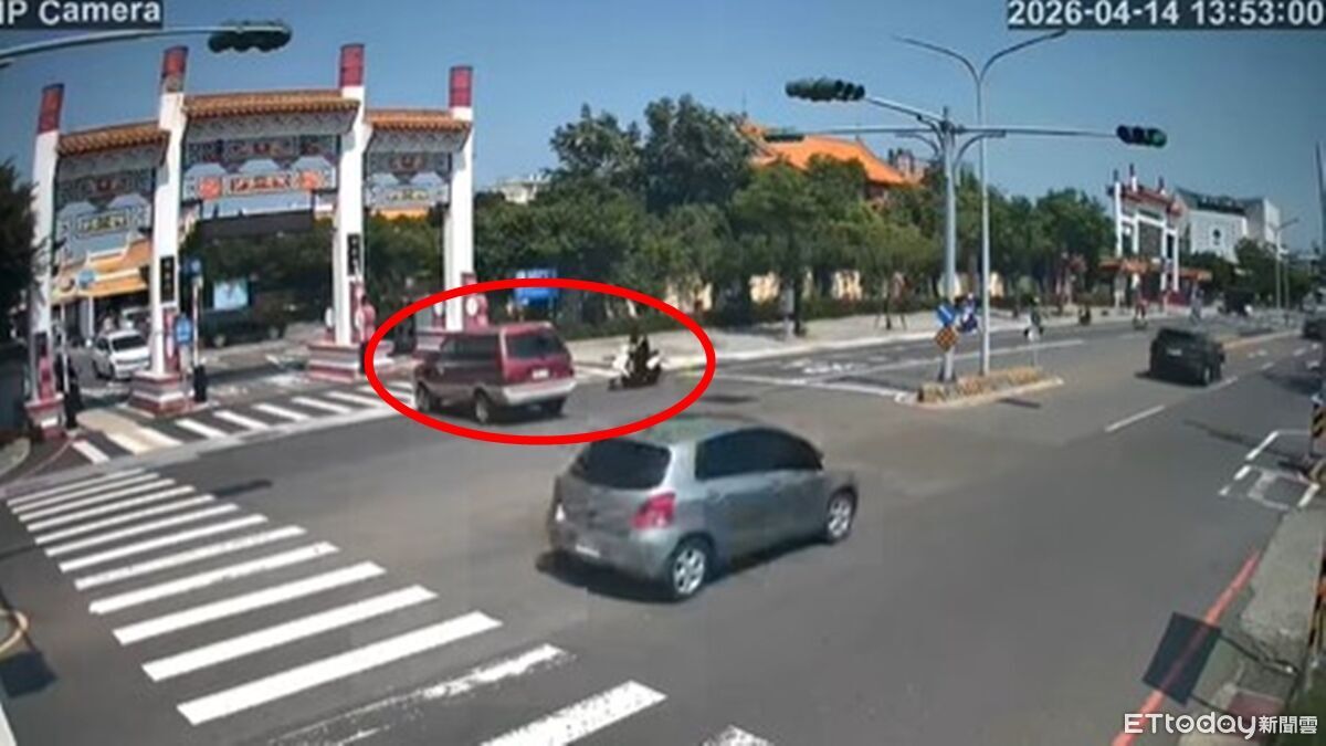 殯儀館前猛力一撞!20多歲直行騎士直衝左轉車 驚悚瞬間曝光