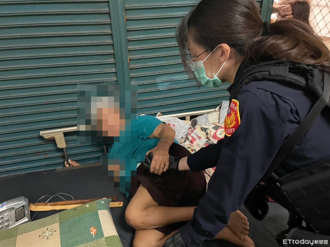 阿嬤「撿鑰匙」手卡床架!岡山警「手心傳溫情」...乳液助脫困