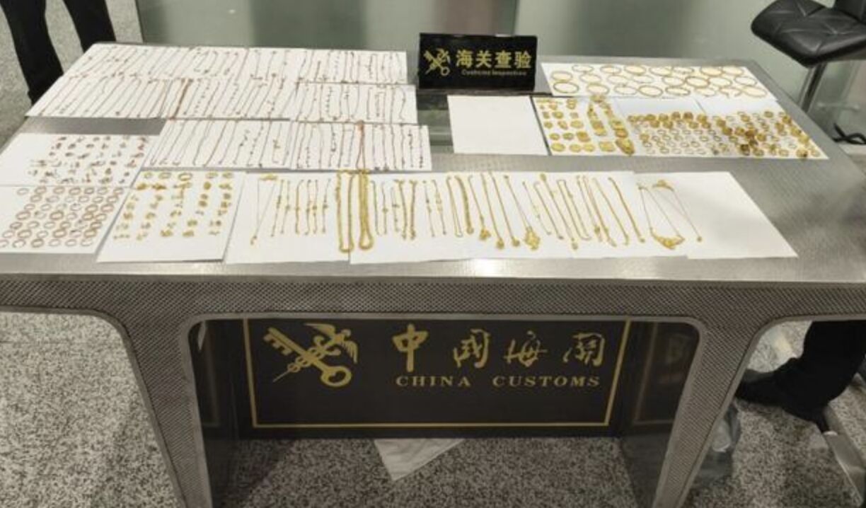 ▲深圳海關查扣的黃金及加工飾品。（圖／翻攝大風新聞）