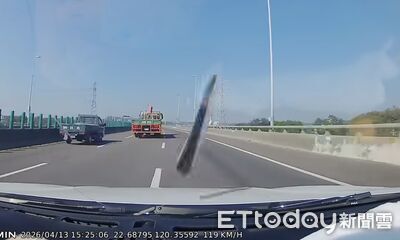 國道子「飛天鐵條」直插擋風玻璃！驚悚瞬間曝　駕駛險登出人生