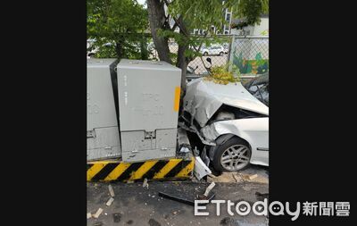快訊／變電箱遭轎車撞破！台中市議會停電、沒冷氣半小時