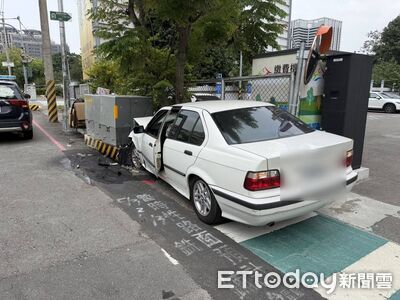 低頭撿東西釀禍！51歲女開BMW撞變電箱　台中市議會停電半小時