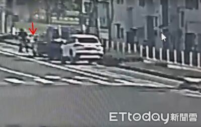 高雄單車怪男出沒！沿路逆駛隨機敲車窗　休旅車被砸出蜘蛛網