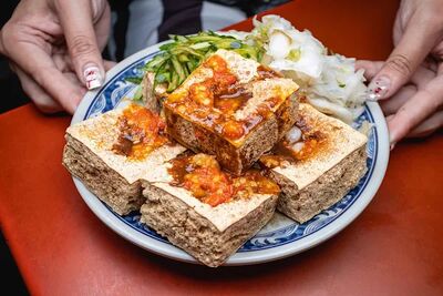 台中北屯50年雙配菜臭豆腐！醬汁蒜泥塞好塞滿、酥脆卻不刮嘴