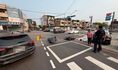 白目畫面曝！紅燈硬要衝「摩西分海」穿車陣　撞翻3車釀5傷