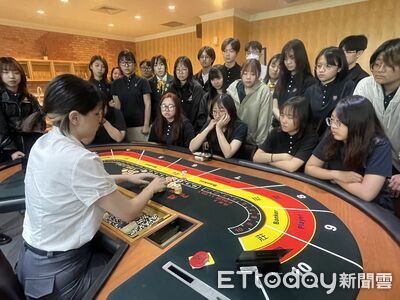 星國頂奢酒店來台挖人！荷官學姐現場教發牌　月薪上看7.2萬