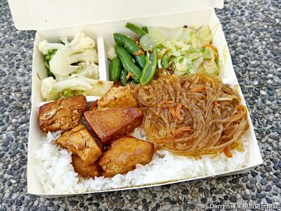 中壢月底救星「40元素食便當」配菜豐富