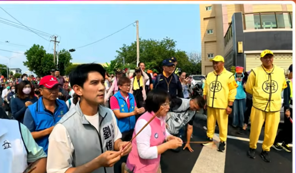 ▲前立委鄭汝芬跪求白沙屯媽祖護佑。（圖／翻攝自白沙屯媽祖網路電視台）