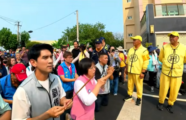 ▲前立委鄭汝芬跪求白沙屯媽祖護佑。（圖／翻攝自白沙屯媽祖網路電視台）