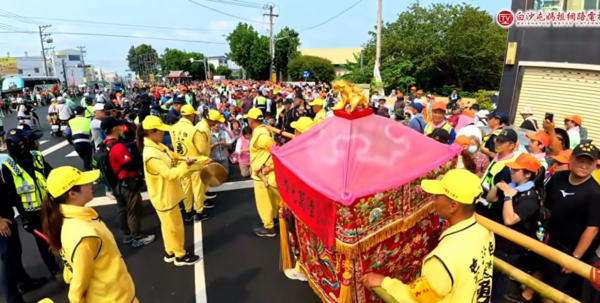 ▲前立委鄭汝芬跪求白沙屯媽祖護佑。（圖／翻攝自白沙屯媽祖網路電視台）