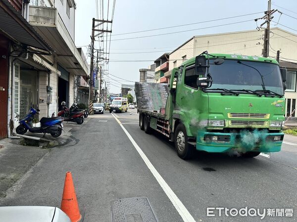 ▲桃園市國際路一段奪命車禍，騎士當場慘死。（圖／記者沈繼昌翻攝，下同）