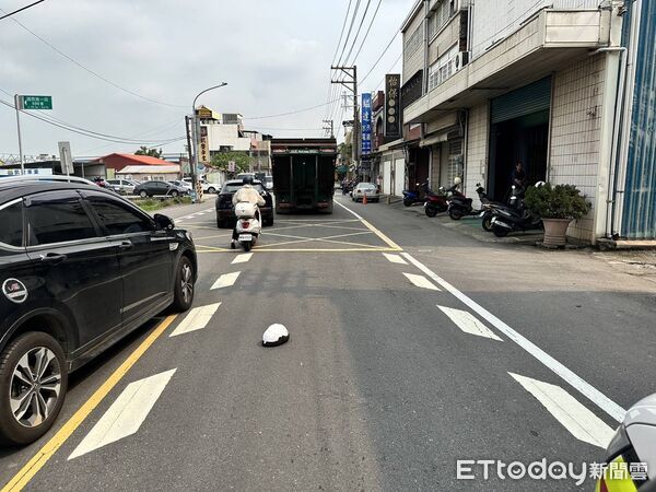 ▲桃園市國際路一段奪命車禍，騎士當場慘死。（圖／記者沈繼昌翻攝，下同）