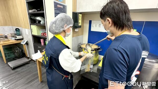 ▲▼桃園上野烤肉飯中毒通報有症狀累計104人。（圖／記者沈繼昌翻攝）