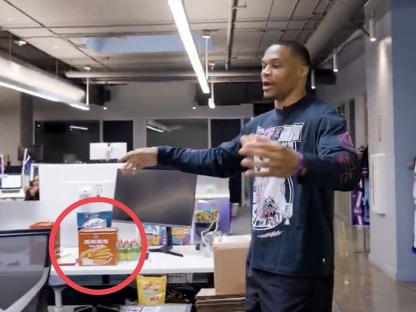 ▲衛斯布魯克（Russell Westbrook）走訪球隊辦公室有亮點。（圖／沙加緬度國王官方X）