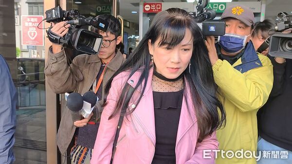▲▼資深藝人蕭大陸前女友張金鳳，公開指稱蕭妻侯怡君是小三，15日被台北地院依誹謗罪判刑3月、得易科罰金。圖為張金鳳先前出庭。（圖／記者黃哲民攝）