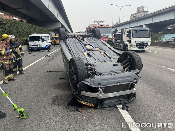 ▲廖女駕駛賓士休旅車，因恍神擦撞路肩的故障車翻覆。（圖／記者陸運陞翻攝）