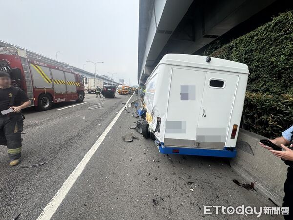 ▲廖女駕駛賓士休旅車，因恍神擦撞路肩的故障車翻覆。（圖／記者陸運陞翻攝）