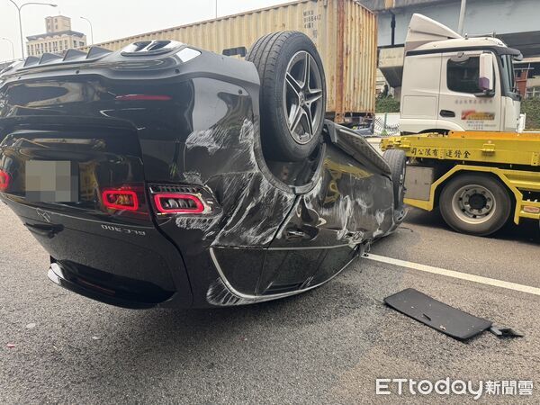 ▲廖女駕駛賓士休旅車，因恍神擦撞路肩的故障車翻覆。（圖／記者陸運陞翻攝）