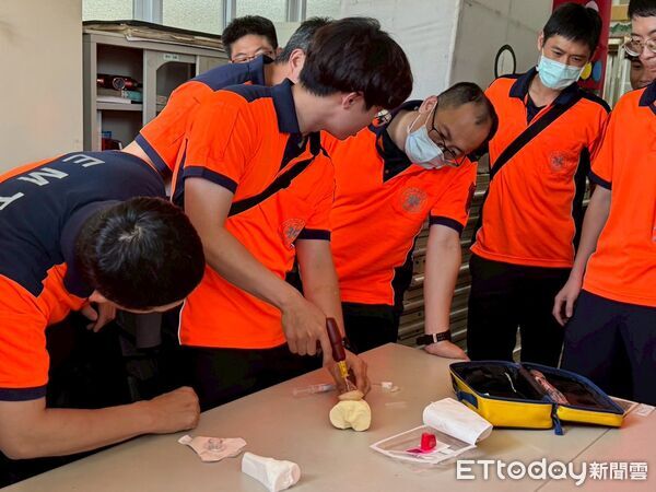 ▲台南市消防局第五大隊辦理EMT複訓課程，強化救護專業能力。（記者林東良翻攝，下同）
