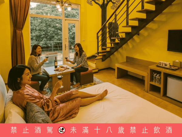 ▲關西六福莊即日起祭出「媽Me Time」住房專案，三人成行每晚8,888元+10%起，可入住樓中樓「肯亞藍天客房」24小時。（圖／業者提供）
