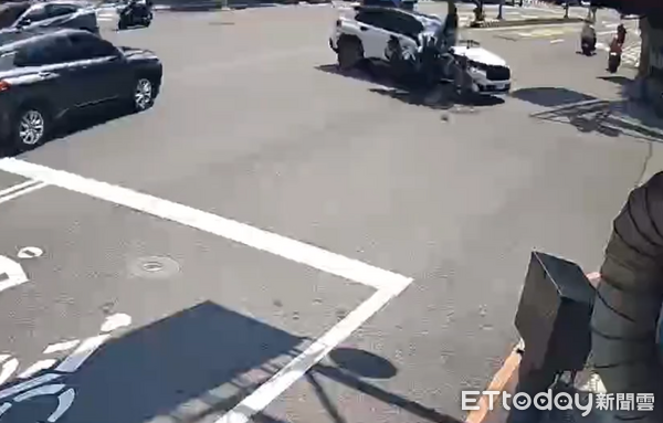 ▲台南成功路與中成路口發生汽機車擦撞事故，雙方受傷送醫。（民眾提供）