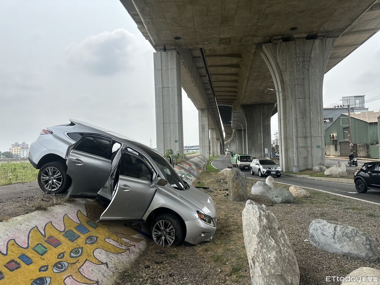 快訊/大里休旅車衝上河堤旋轉180度 駕駛無呼吸心跳搶救中