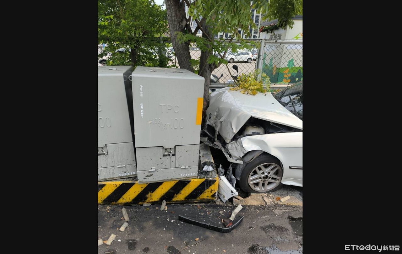 快訊/變電箱遭轎車撞破!台中市議會停電、沒冷氣半小時
