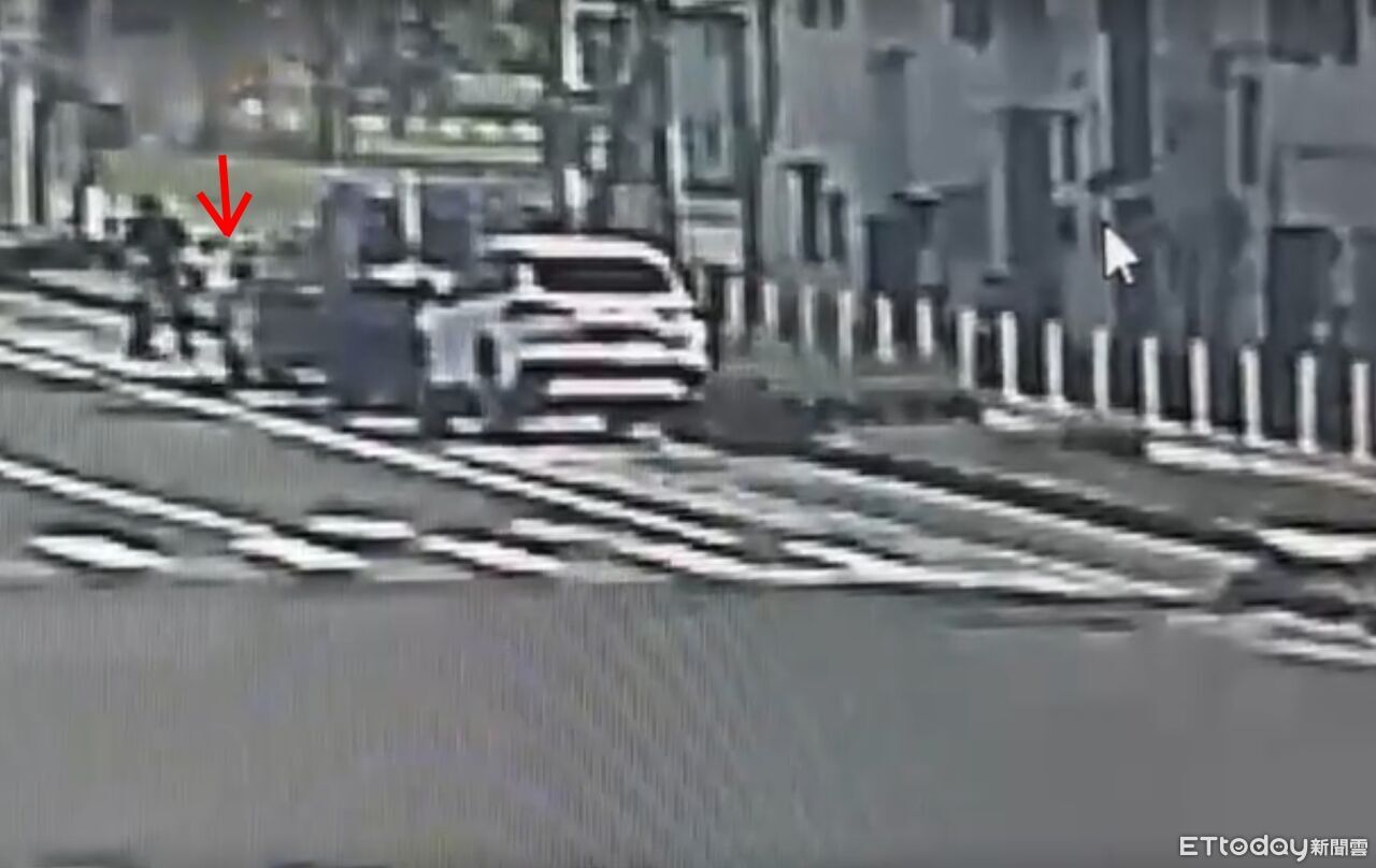 高雄單車怪男出沒!沿路逆駛隨機敲車窗 休旅車被砸出蜘蛛網