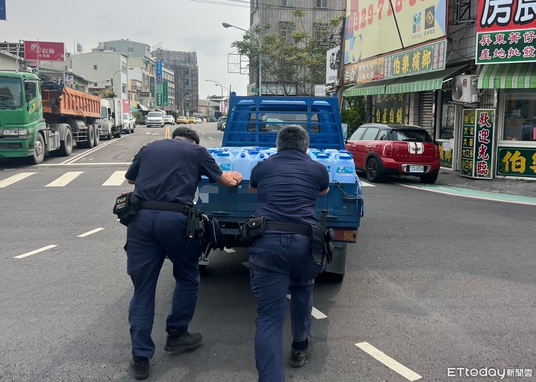 貨車路口拋錨卡車流 屏東警即時推車排除險象