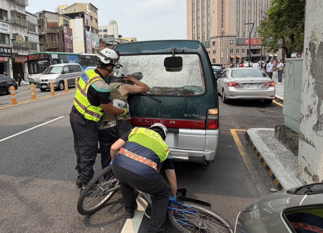 離奇!單車騎士整顆頭插入廂型車後擋風玻璃 警消拆下救援