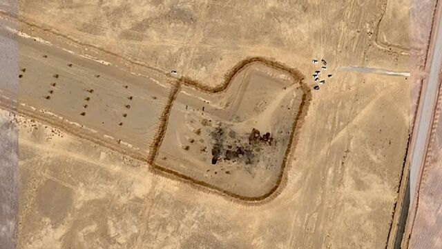 一地焦黑殘骸!美軍「斷尾求生」自炸飛機 伊朗機場衛星照曝光