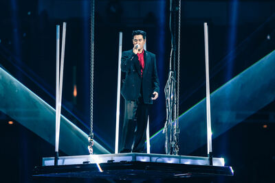 周興哲當眾脫了全場嗨炸！　自爆「褲子穿反」真實畫面曝光