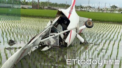 雲林驚傳墜機！男駕輕航機「插進田裡」　臉部慘掛彩