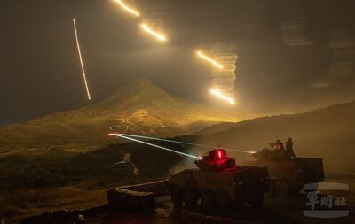 強化國土防衛　聯兵234旅夜間實彈作戰