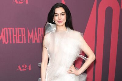 安海瑟薇「不對稱透視戰袍」辣翻紐約！　當巨星操到崩潰認：很無助