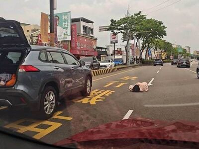 路中驚見「掉落物」竟是人遭撞飛　醫師霸氣擋車防二度輾壓