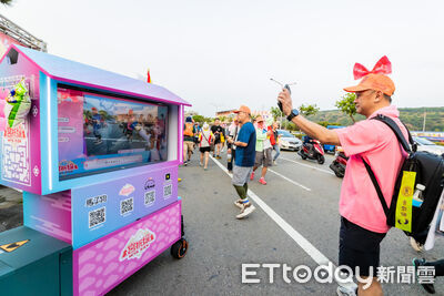 直擊／虛擬偶像也瘋白沙屯！「邊直播邊進香」民眾看傻狂拍照