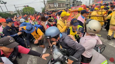 快訊／白沙屯媽祖大轎狂晃　十字路口突暴衝