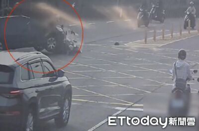 高雄女騎士闖紅燈衝撞左轉車 人噴飛重摔車起火!驚悚影片曝