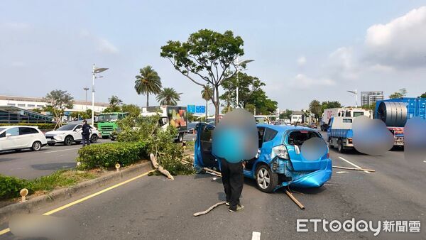 ▲▼ 高雄男疑超車不當！連撞聯結車、小貨車噴飛　4人送醫最小才1歲。（圖／記者賴文萱翻攝）
