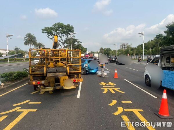 ▲▼ 高雄男疑超車不當！連撞聯結車、小貨車噴飛　4人送醫最小才1歲。（圖／記者賴文萱翻攝）