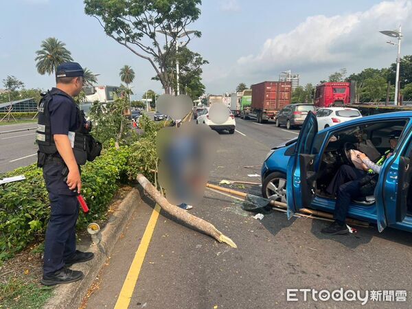 ▲▼ 高雄男疑超車不當！連撞聯結車、小貨車噴飛　4人送醫最小才1歲。（圖／記者賴文萱翻攝）
