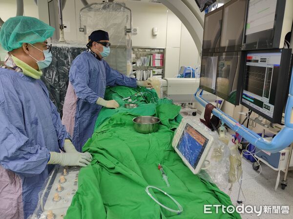 ▲醫療團隊啟動緊急心導管手術，在60分鐘內成功打通阻塞血管並置放支架搶命成功。（圖／記者游瓊華翻攝）