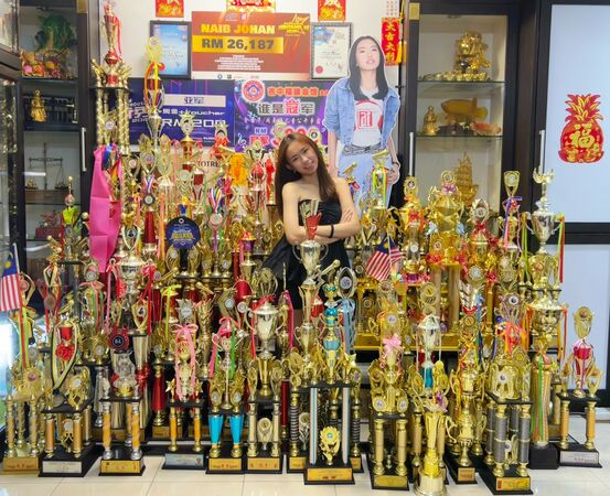 ▲▼ 大馬「百冠新聲」劉恩君正式出道。（圖／金牌娛樂/ 無限延伸音樂提供）