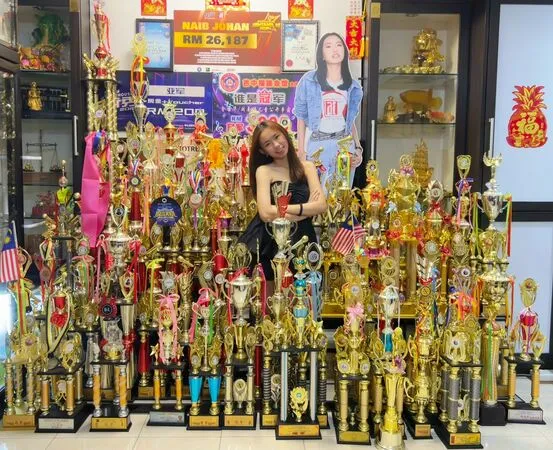 ▲▼ 大馬「百冠新聲」劉恩君正式出道。（圖／金牌娛樂/ 無限延伸音樂提供）